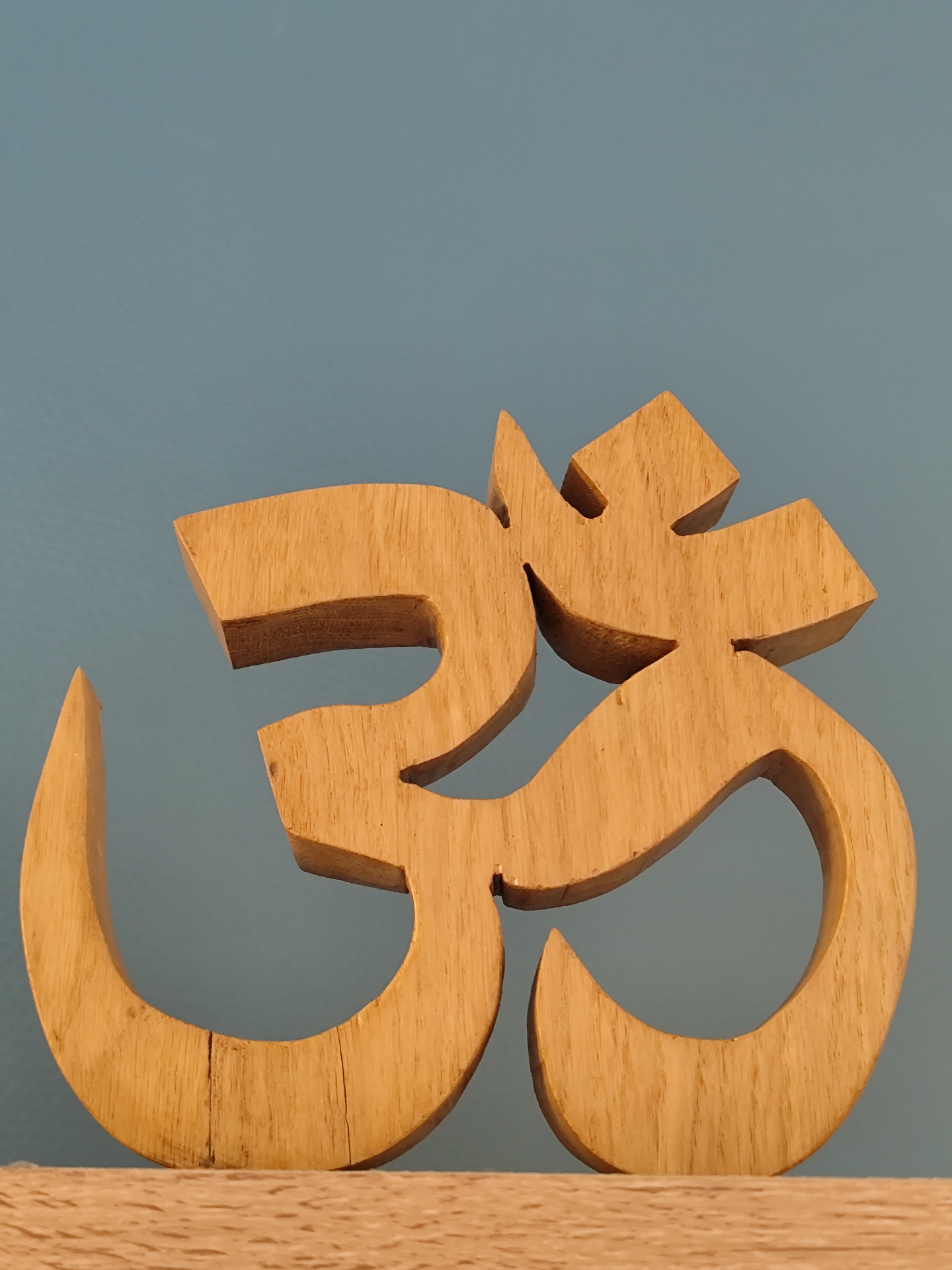 Symbole décoratif en bois sur fond bleu